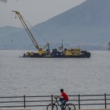 La barge flottante surveille la mer au large de Porticello, près de Palerme, en Sicile, où le superyacht britannique Bayesian a coulé le 19 août 2024, tandis que les opérations de récupération ont commencé début mai. KEYSTONE/AP/SALVATORE CAVALLI